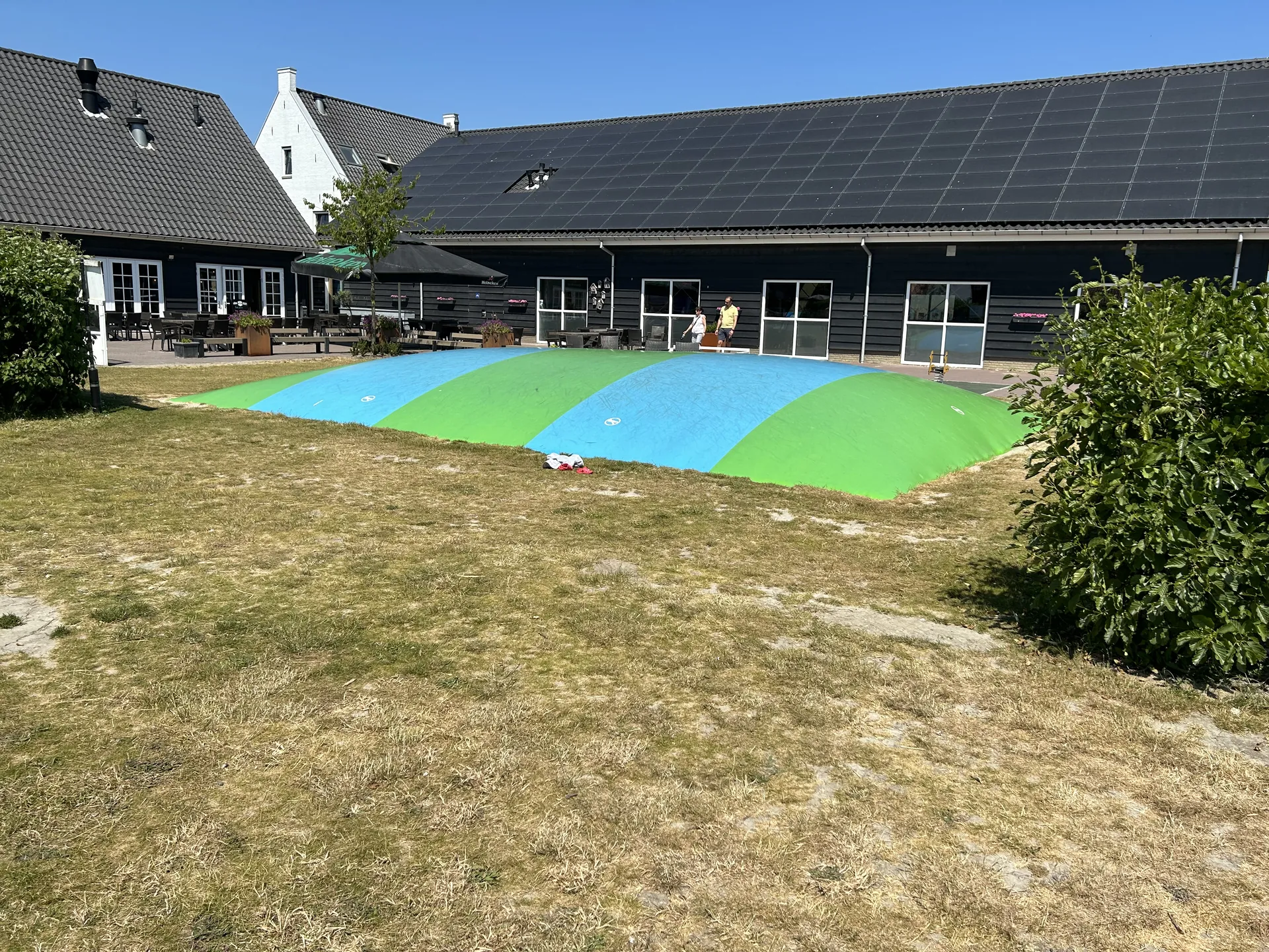 Großes Sprungkissen im Dormio Strand Resort Nieuwvliet-Bad - direkter Hingucker zwischen den Häusern