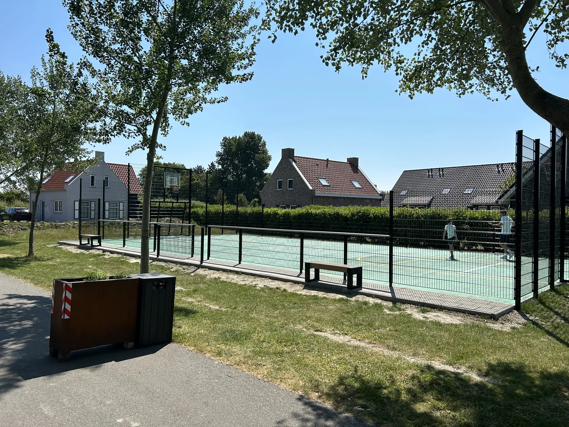 Tennisplatz im Park - solide Außensportausstattung neben Minigolf und Sportplatz