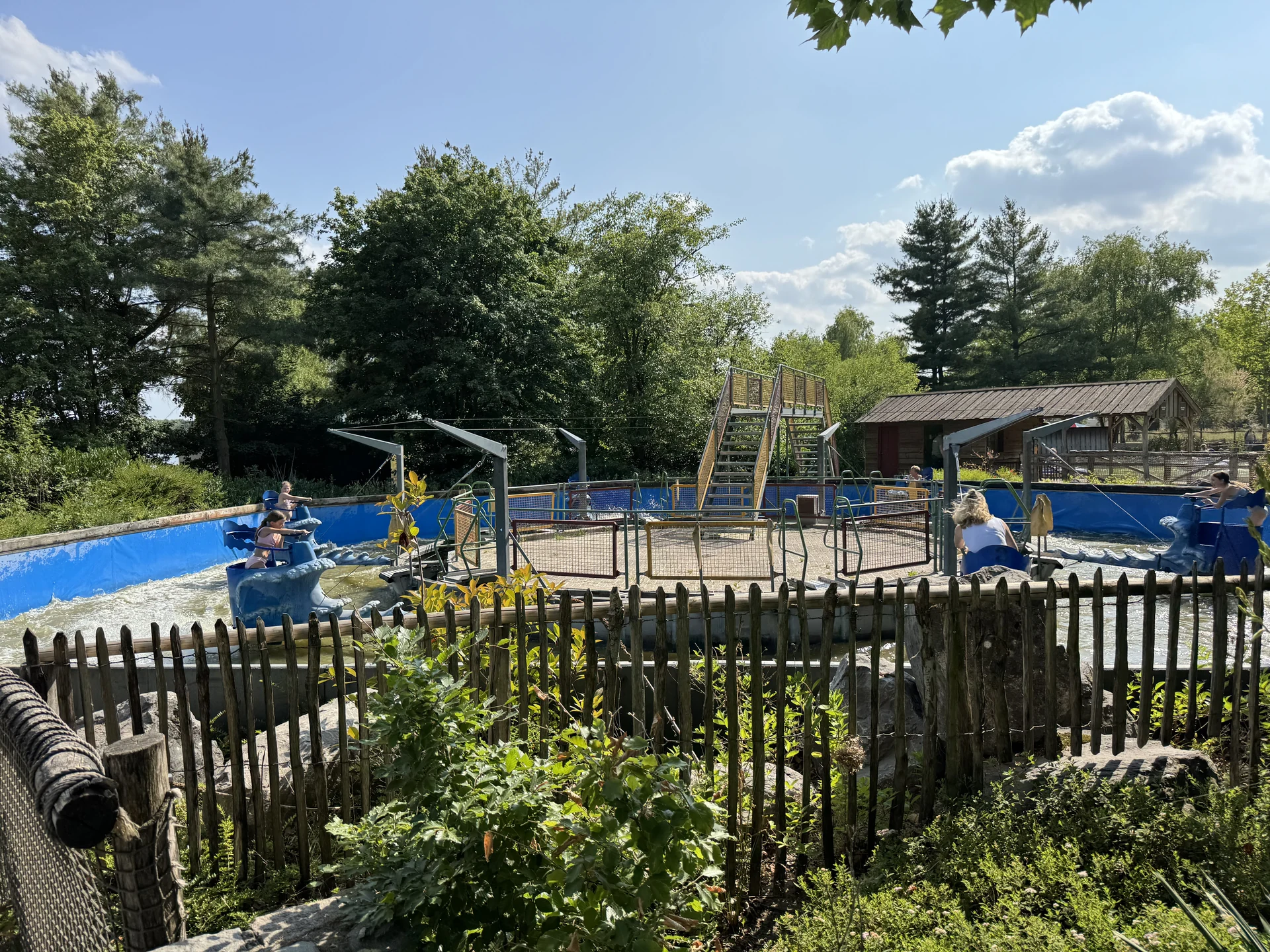 Freizeitpark-artige Fahrgeschäfte am Strand im Speelland Beekse Bergen