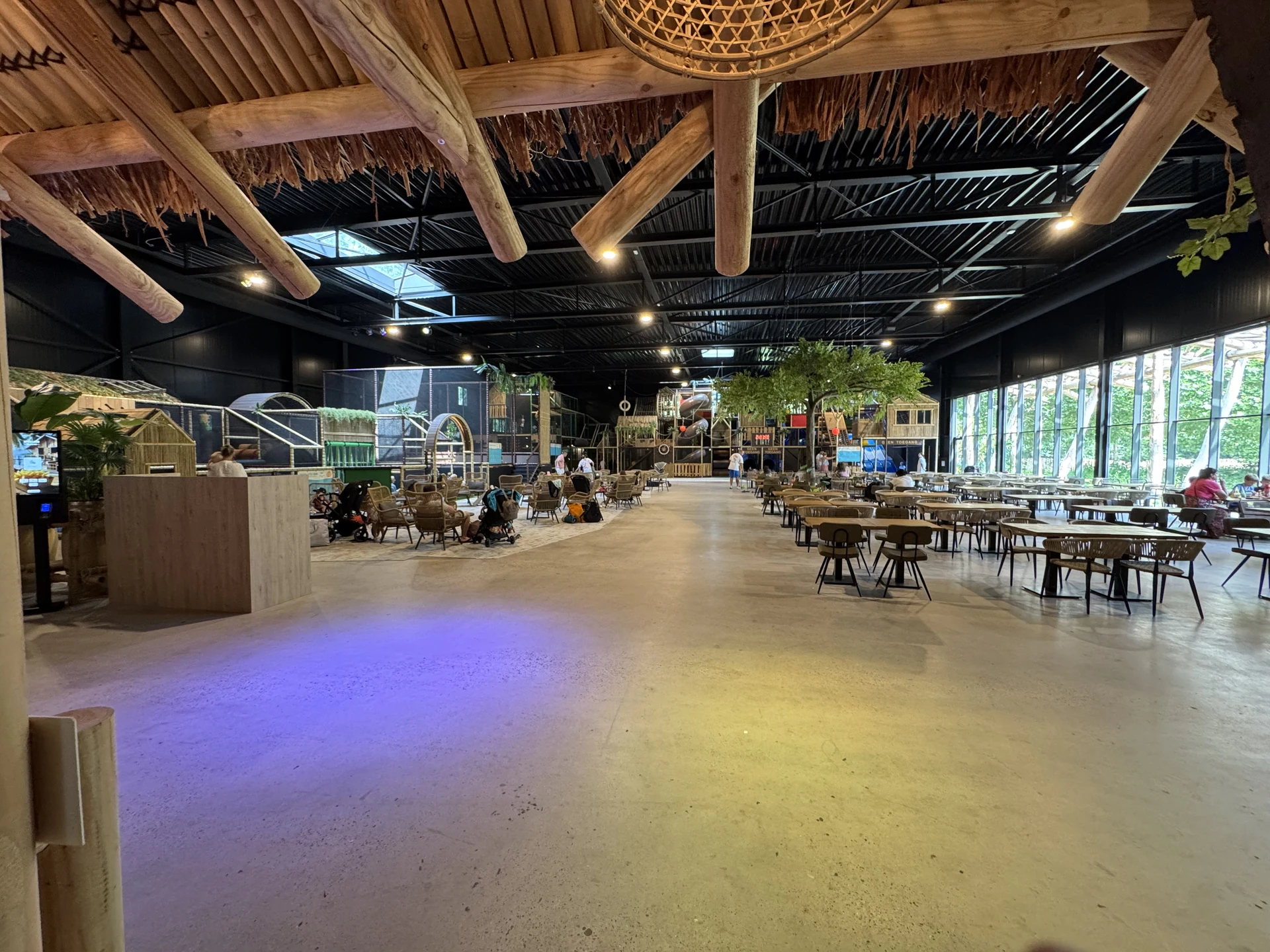 Großer Indoor-Spielplatz im Speelland Beekse Bergen mit Klettergerüsten und Rutschen