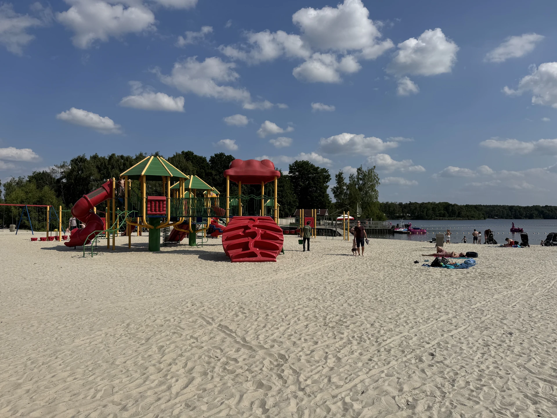 Spielplatz direkt am Strand im Speelland Beekse Bergen mit Klettergerüsten