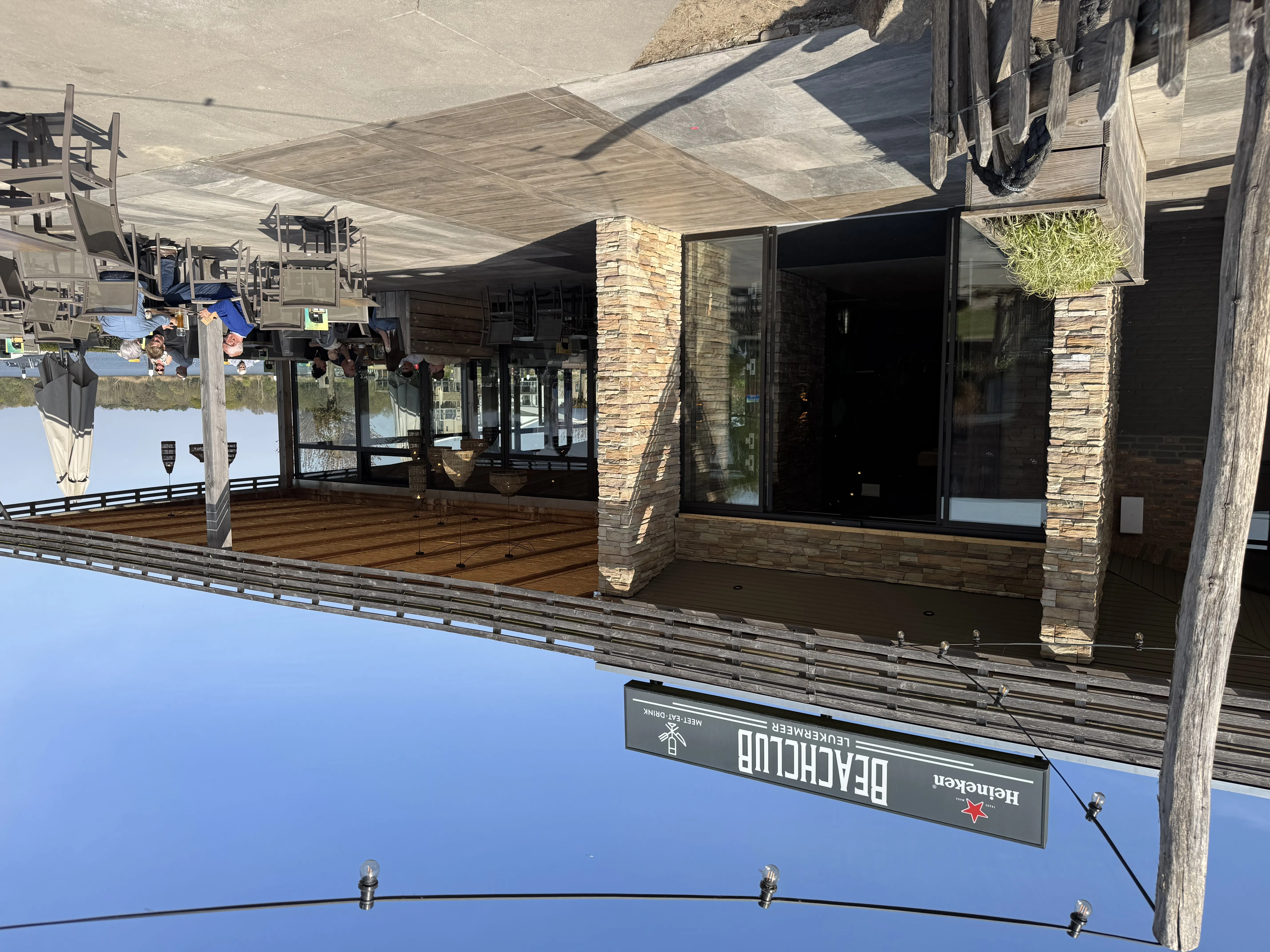 Der Beach Club Leukermeer – Außenansicht mit Terrasse am Wasser