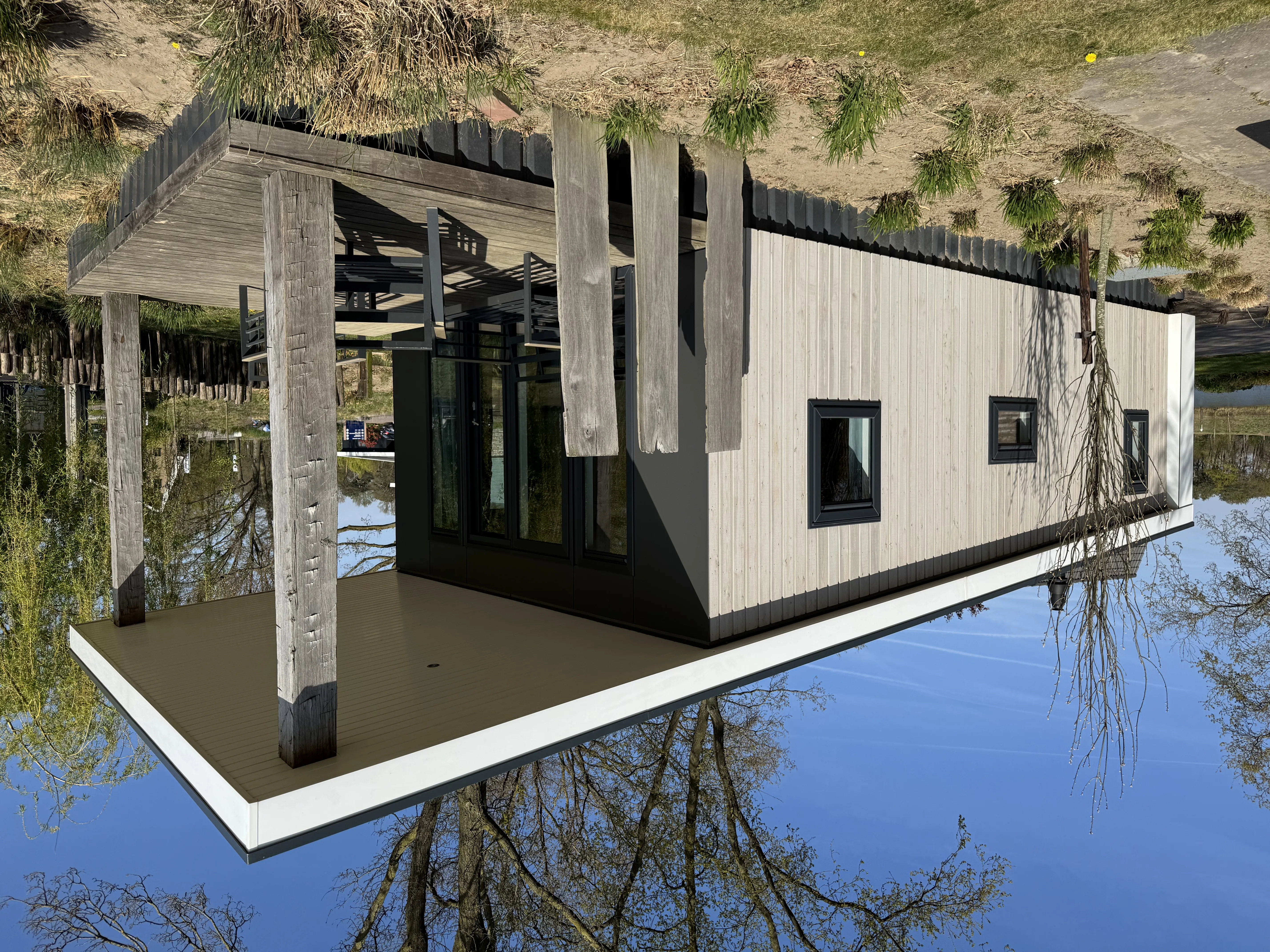 Einer der modernen Bungalows im angrenzenden Landal Marina Resort Well