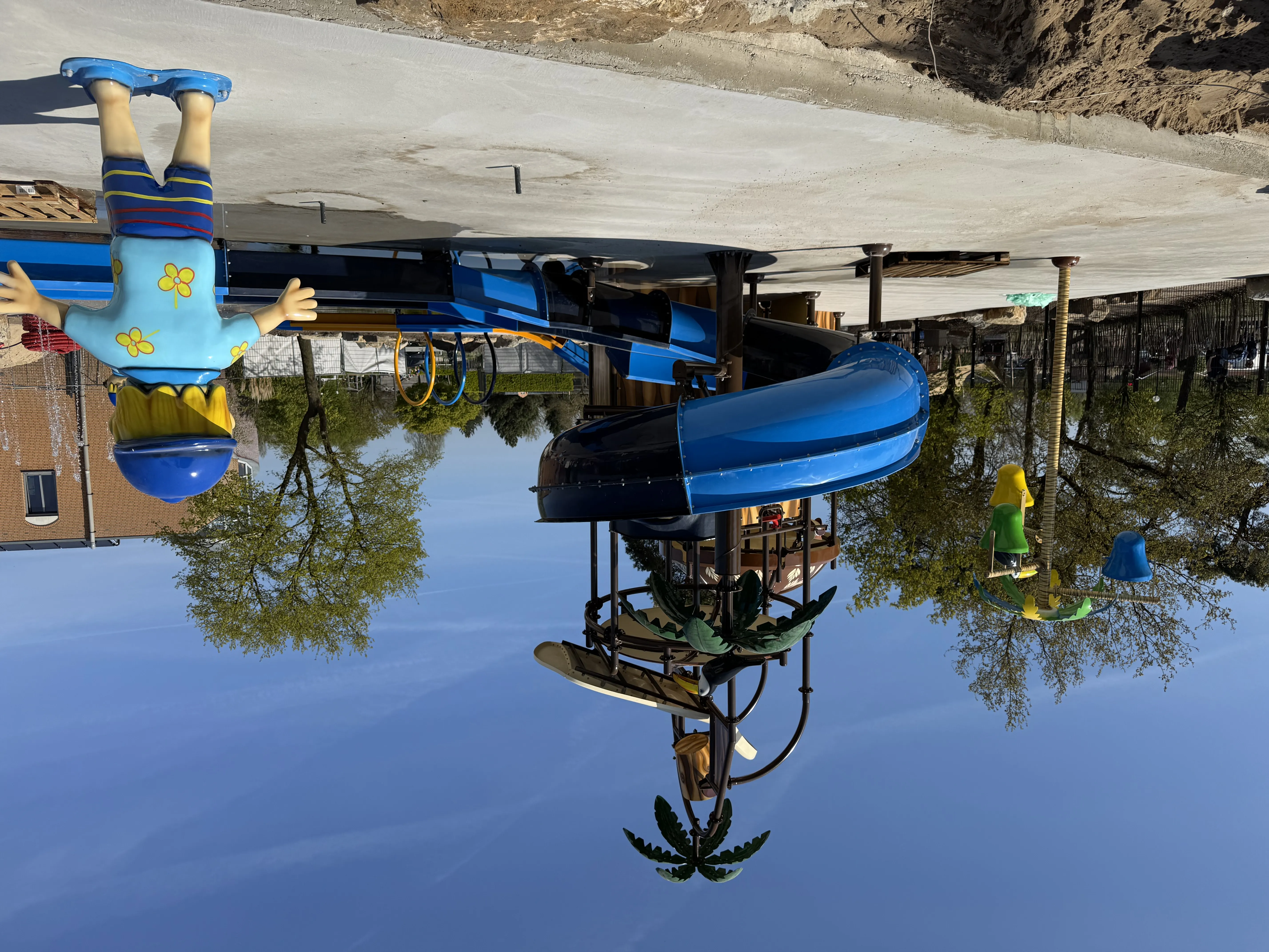 Der Kinderbereich im Freibad mit Rutsche und Wasserspielen