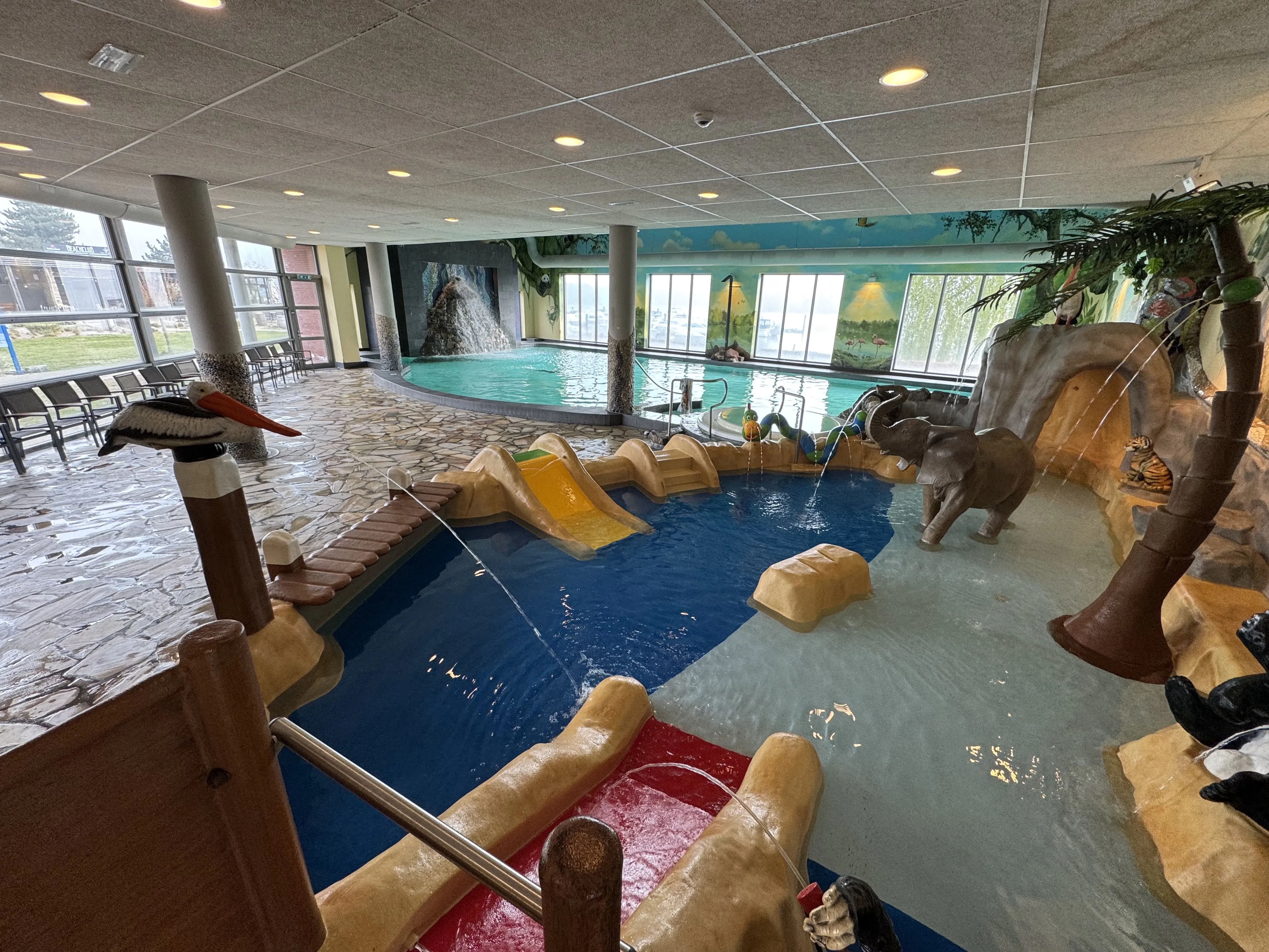 Das Dschungel-Kinderbecken mit Rutschen und Tierfiguren