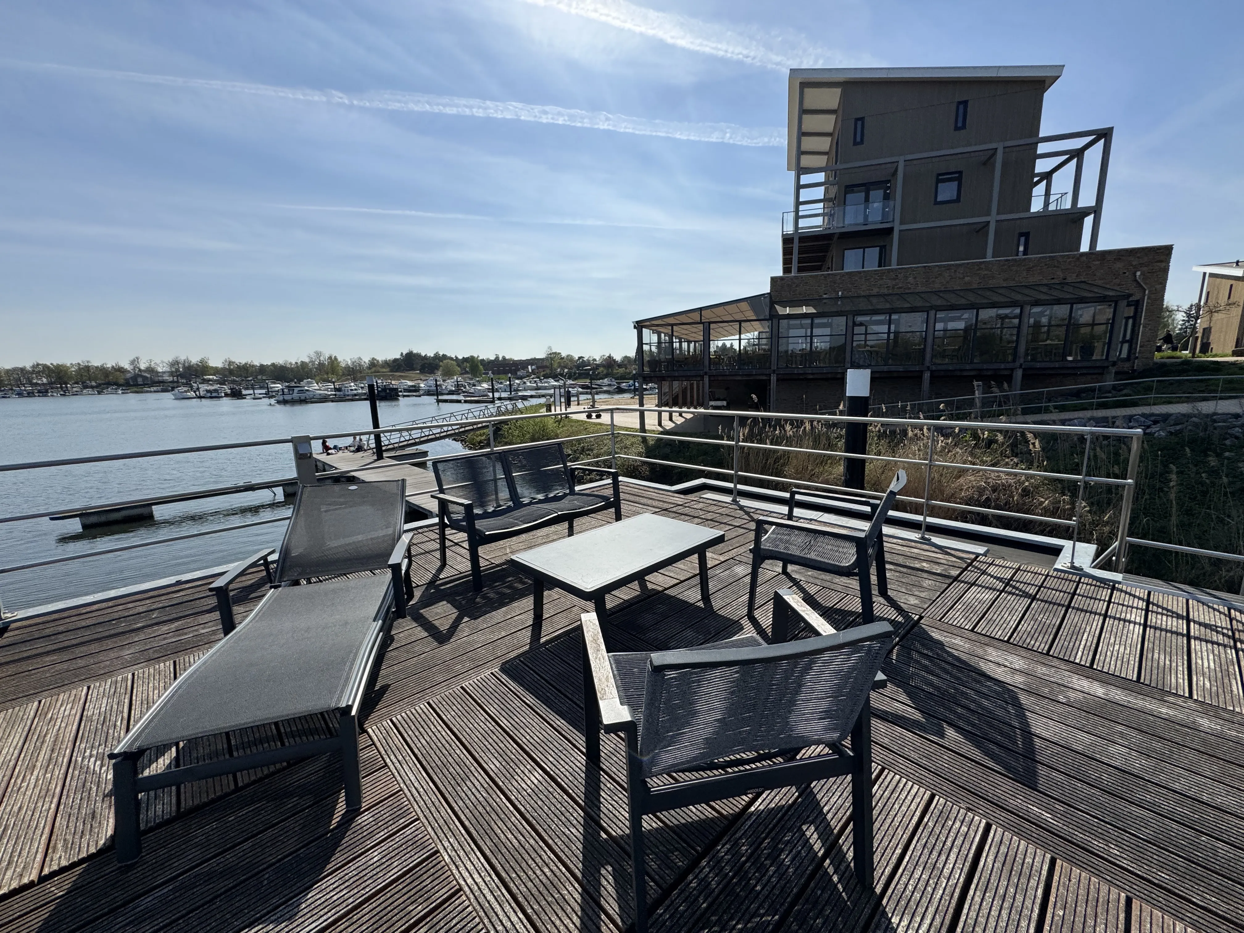 Die Dachterrasse mit Blick auf den Yachthafen