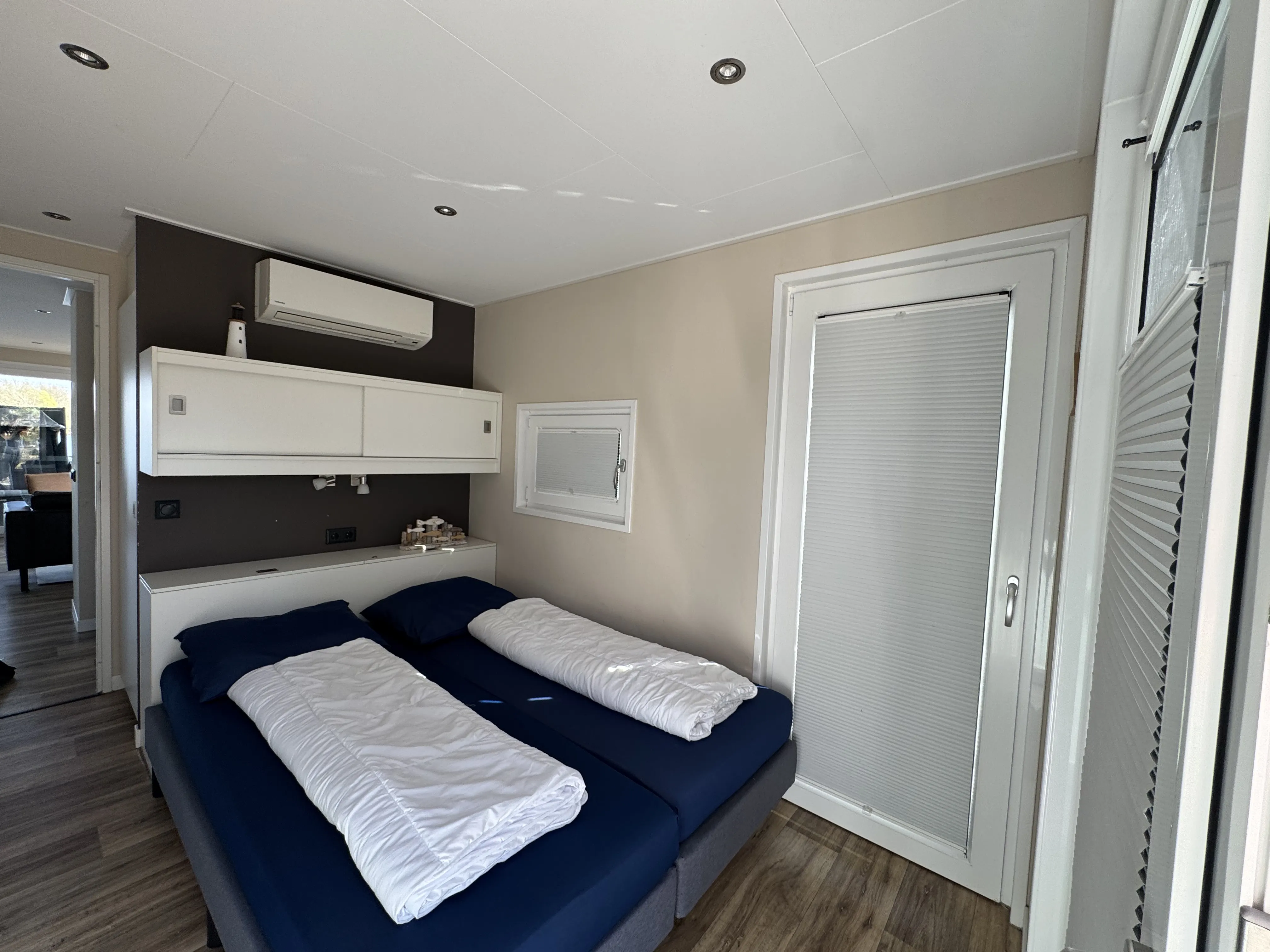 Schlafzimmer im Hausboot mit Doppelbett und Klimaanlage