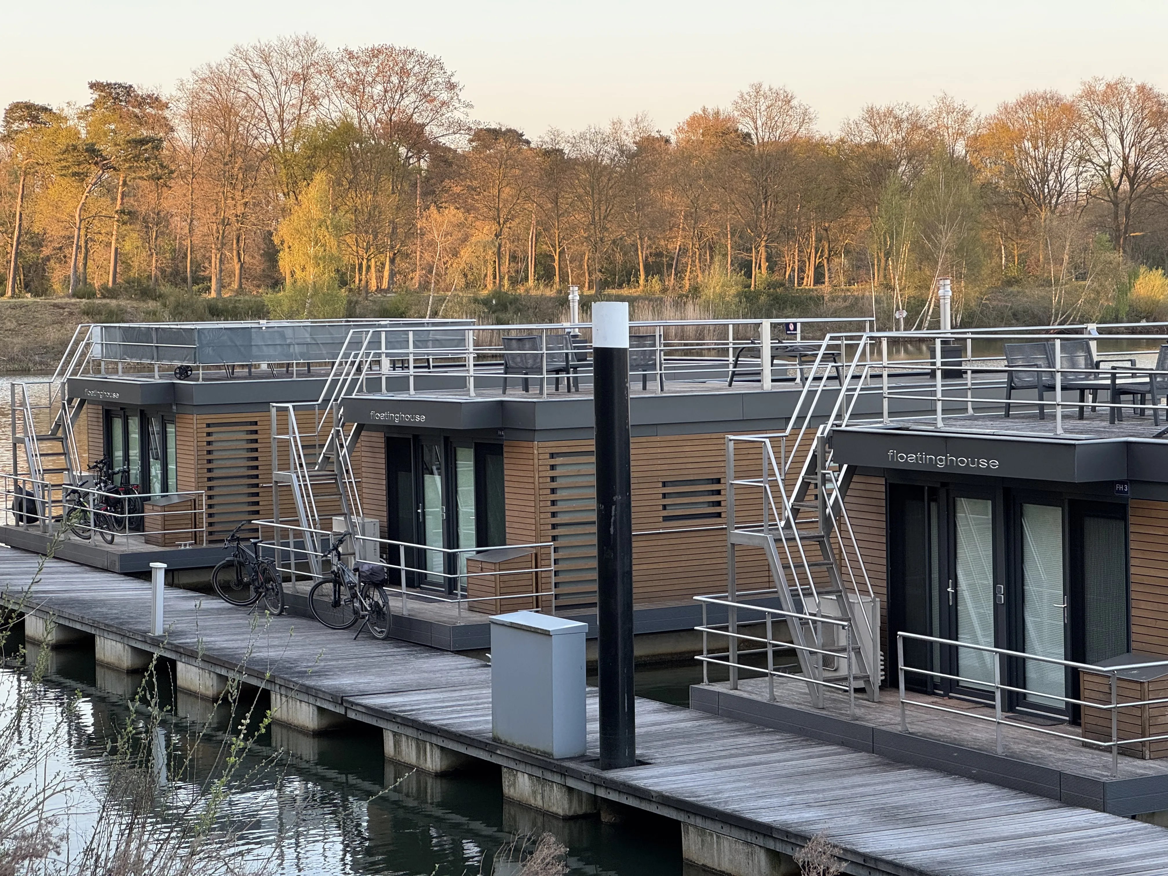 Die schwimmenden Häuser am Steg auf dem Leukermeer