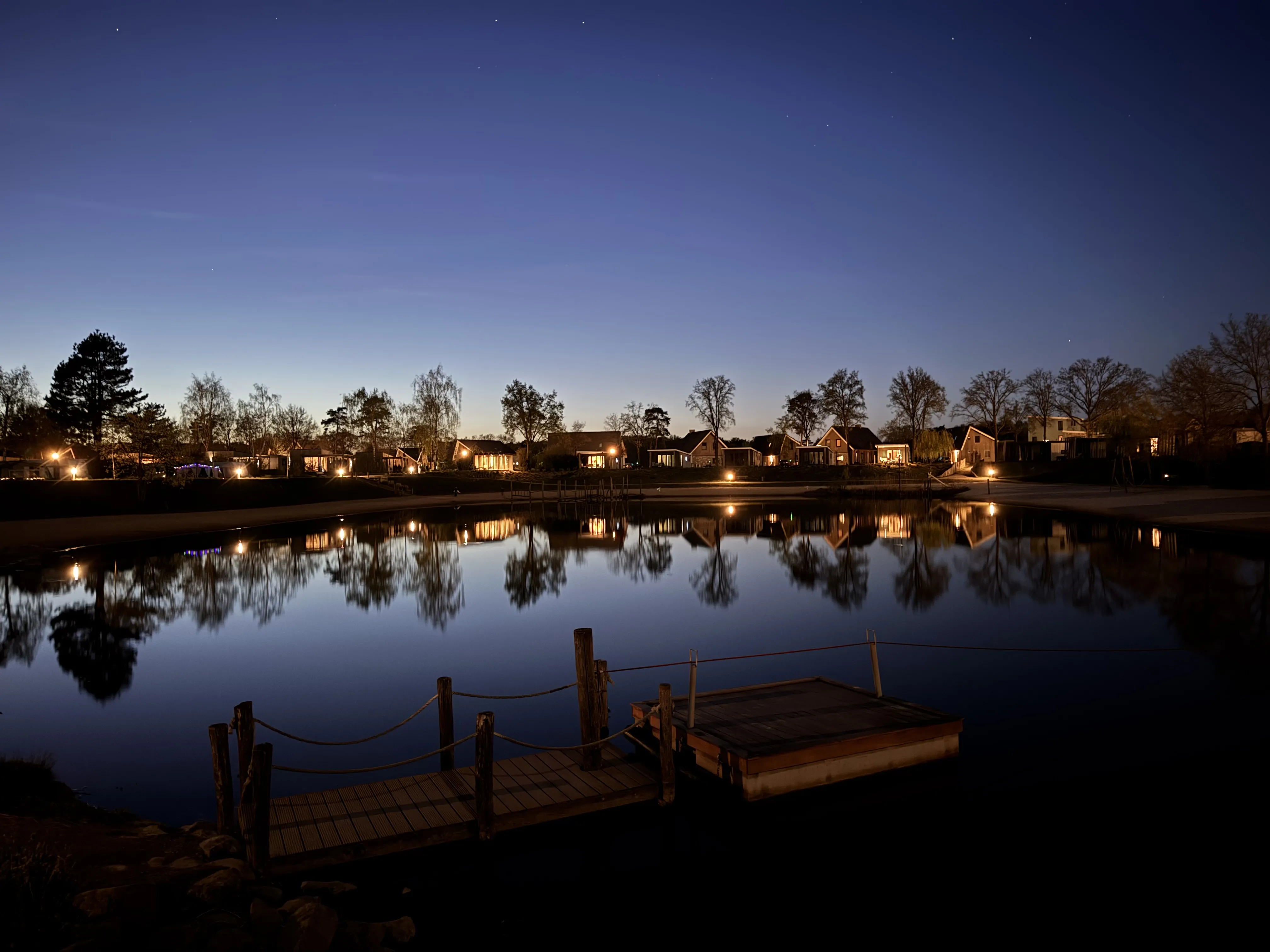 Resort Leukermeer Bungalows am See bei Nacht mit Spiegelung im Wasser