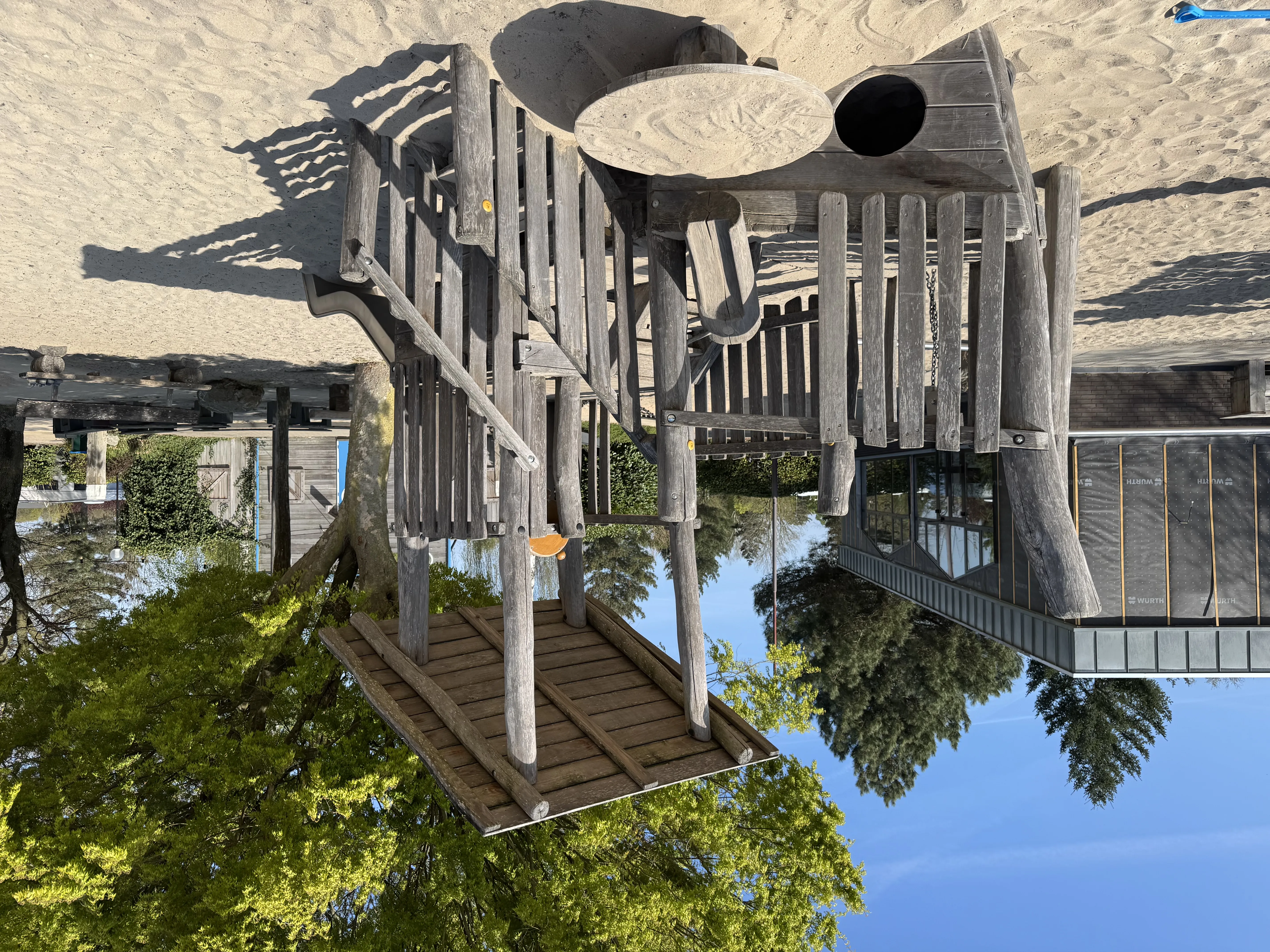 Holz-Spielturm mit Rutsche auf dem Sandspielplatz