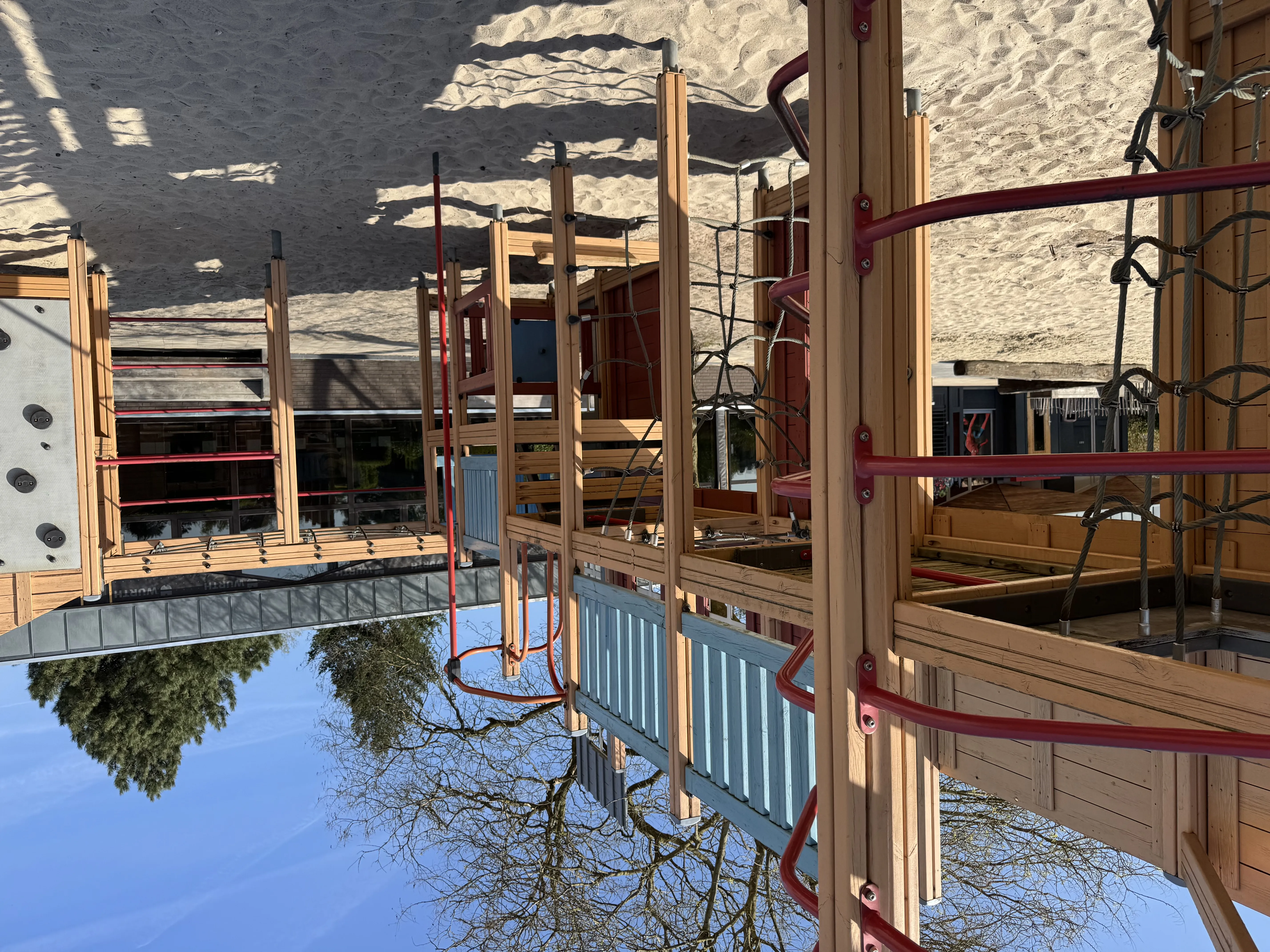 Klettergerüst auf dem Sandspielplatz