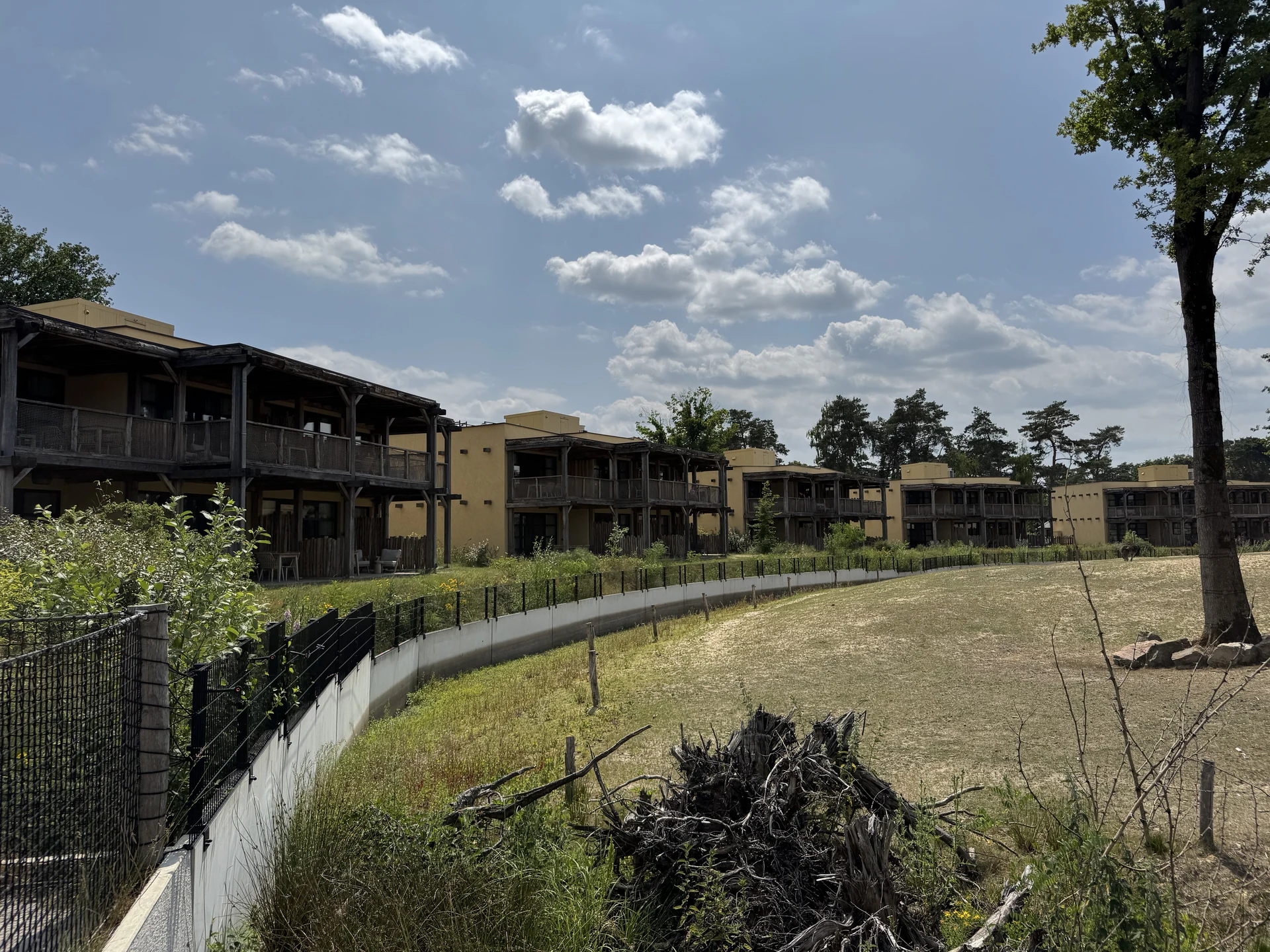 Detailaufnahme der Apartment-Balkone im Safari Resort Beekse Bergen mit Blick ins Privatgehege