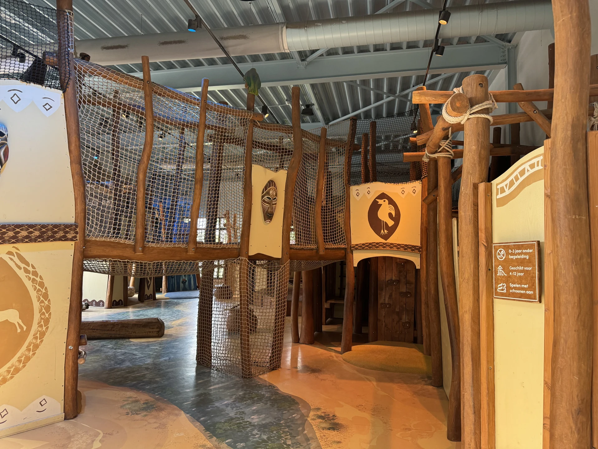 Detailaufnahme der Kletteranlage im Karibu Town Indoor-Spielplatz im Safari Resort Beekse Bergen mit Netzbrücken und Holzaufbauten