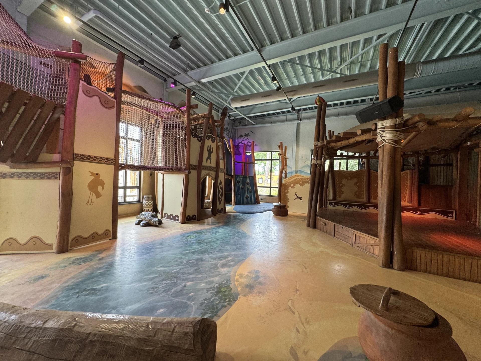Weiterer Bereich des Karibu Town Indoor-Spielplatzes im Safari Resort Beekse Bergen mit afrikanischen Wandmotiven und Spielelementen
