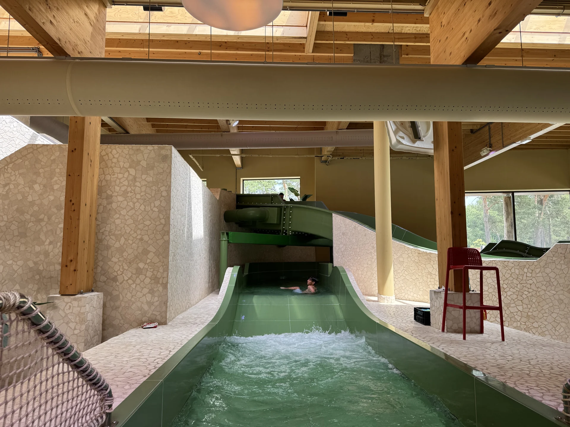Kleine Wasserrutsche im Hallenbad Maji Springs im Safari Resort Beekse Bergen