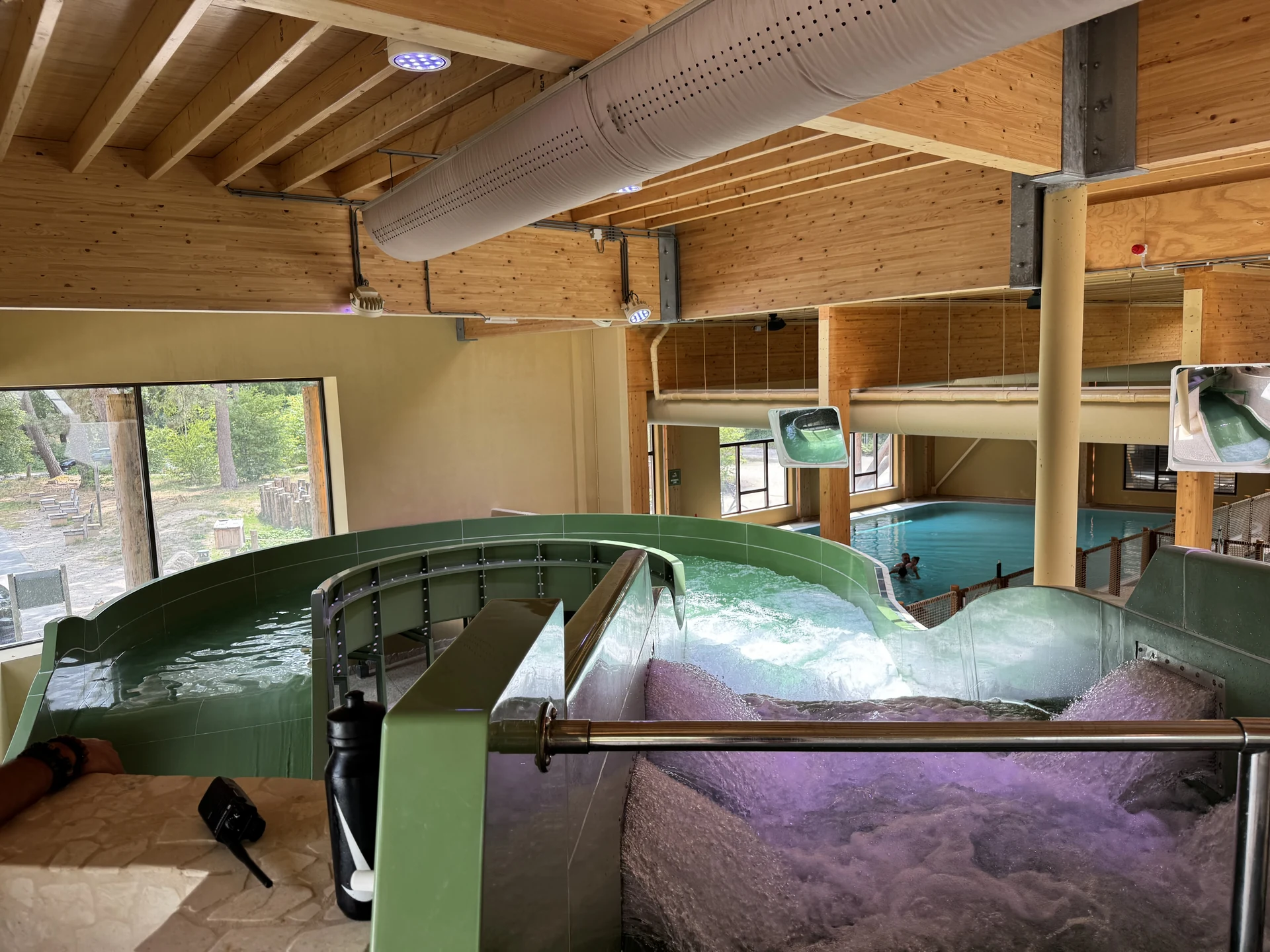 Eine der beiden Wasserrutschen im Maji Springs Hallenbad des Safari Resort Beekse Bergen