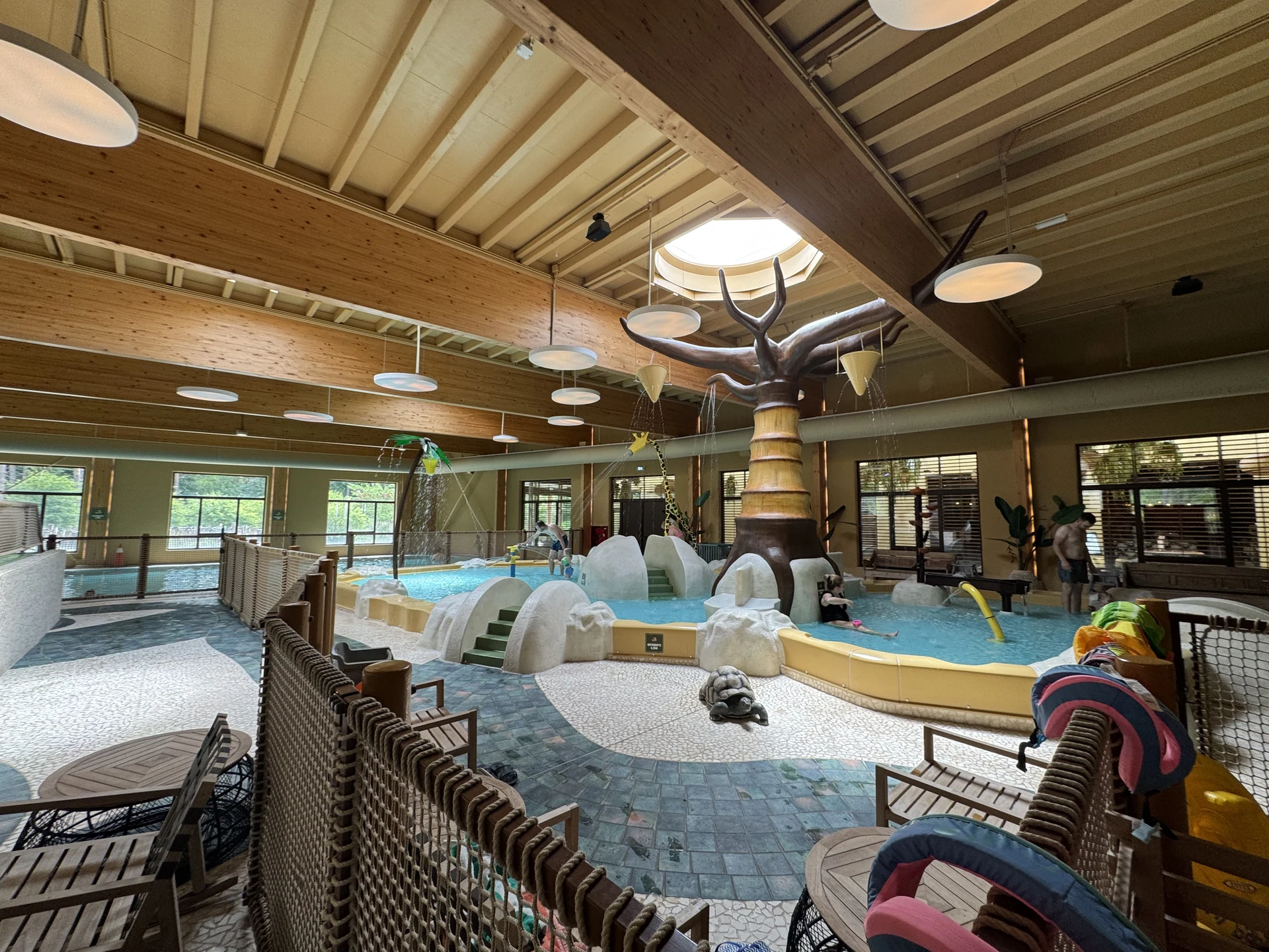 Spaßbad mit Kinderbecken und Spielelementen im Safari Resort Beekse Bergen
