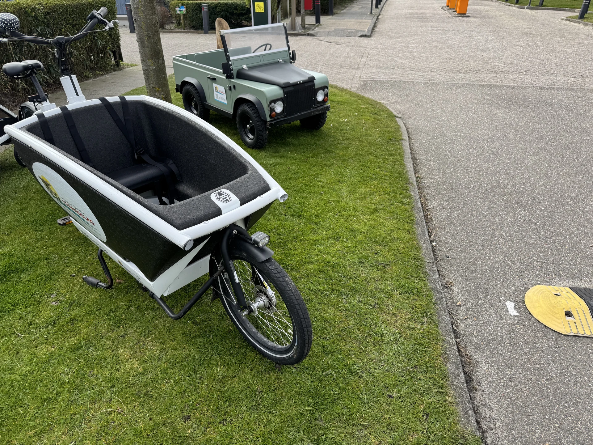 E-Lastenrad und Kids-Safari-Jeep am Verleih im Bungalowpark Strandslag