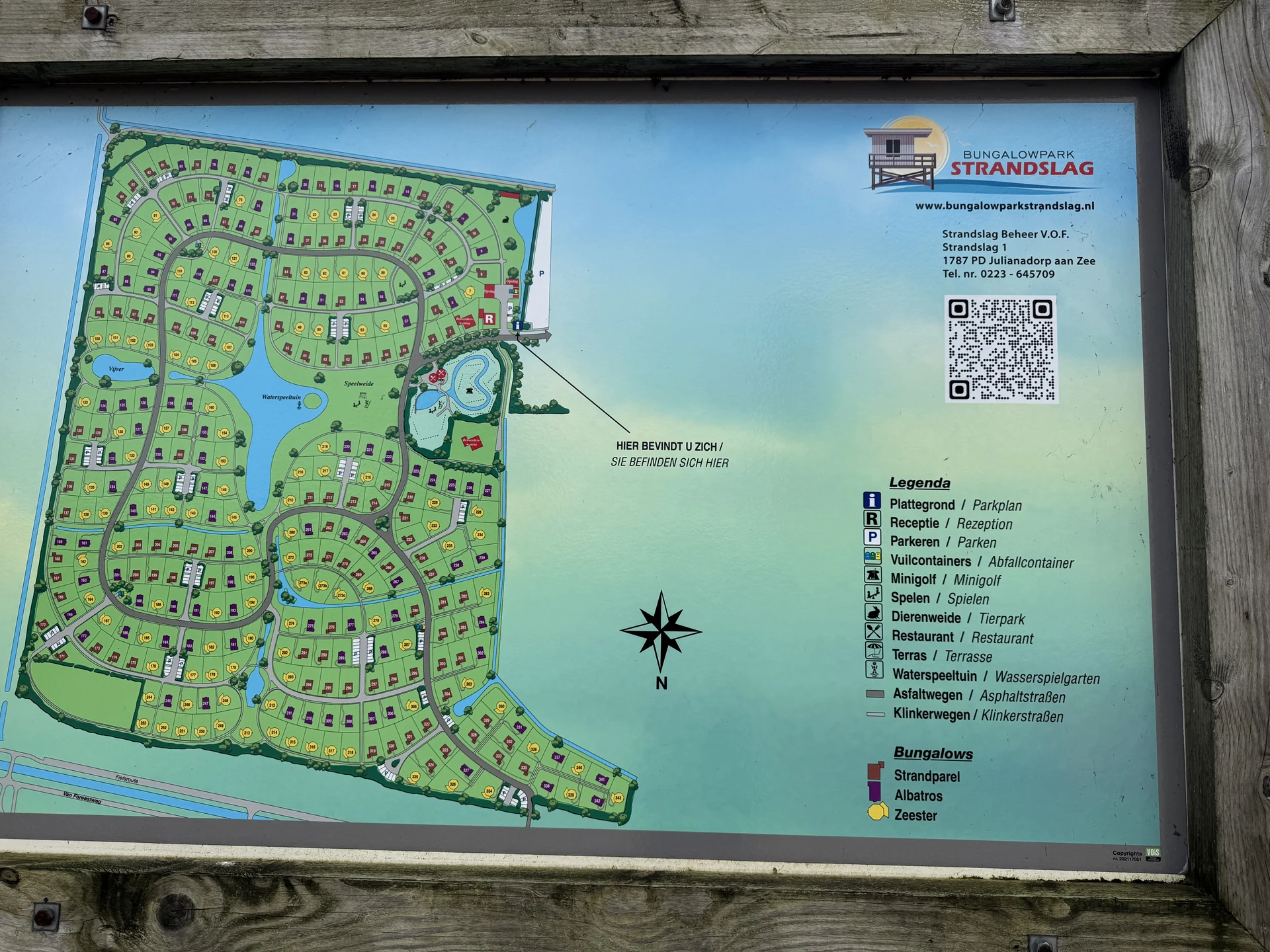 Parkplan-Infotafel am Eingang des Bungalowpark Strandslag mit Legende und Haustyp-Farbcode