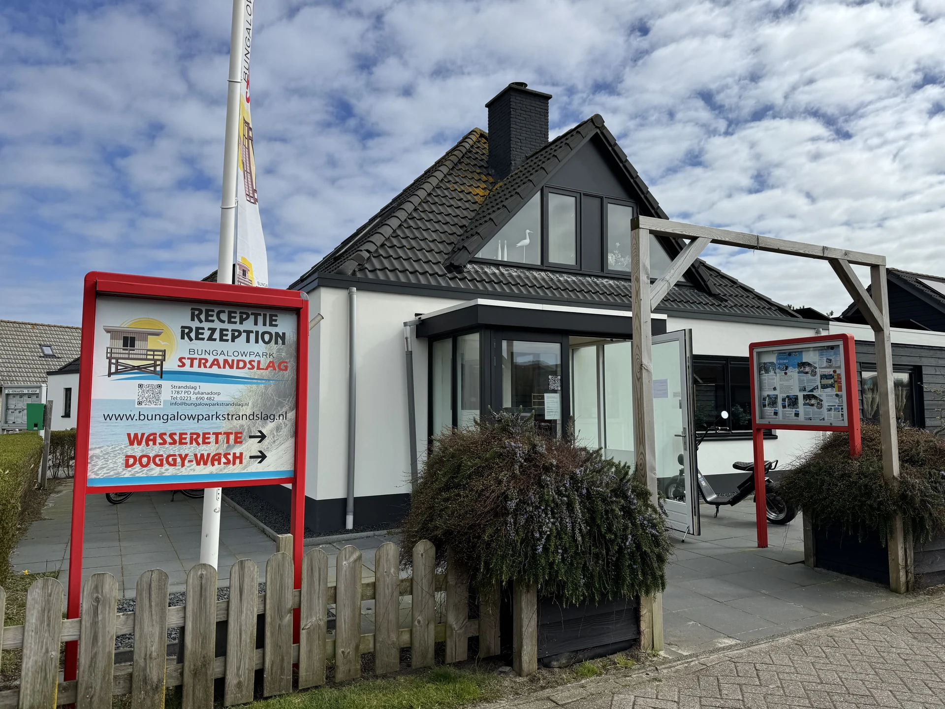 Rezeptionsgebäude des Bungalowpark Strandslag an der Straße Strandslag 1