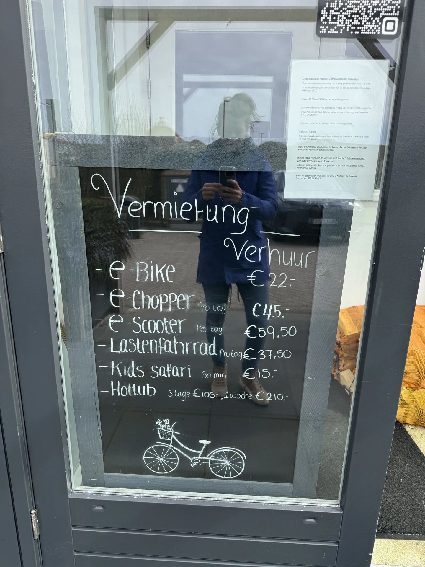 Handgeschriebene Preistafel für den Verleih an der Rezeption im Bungalowpark Strandslag