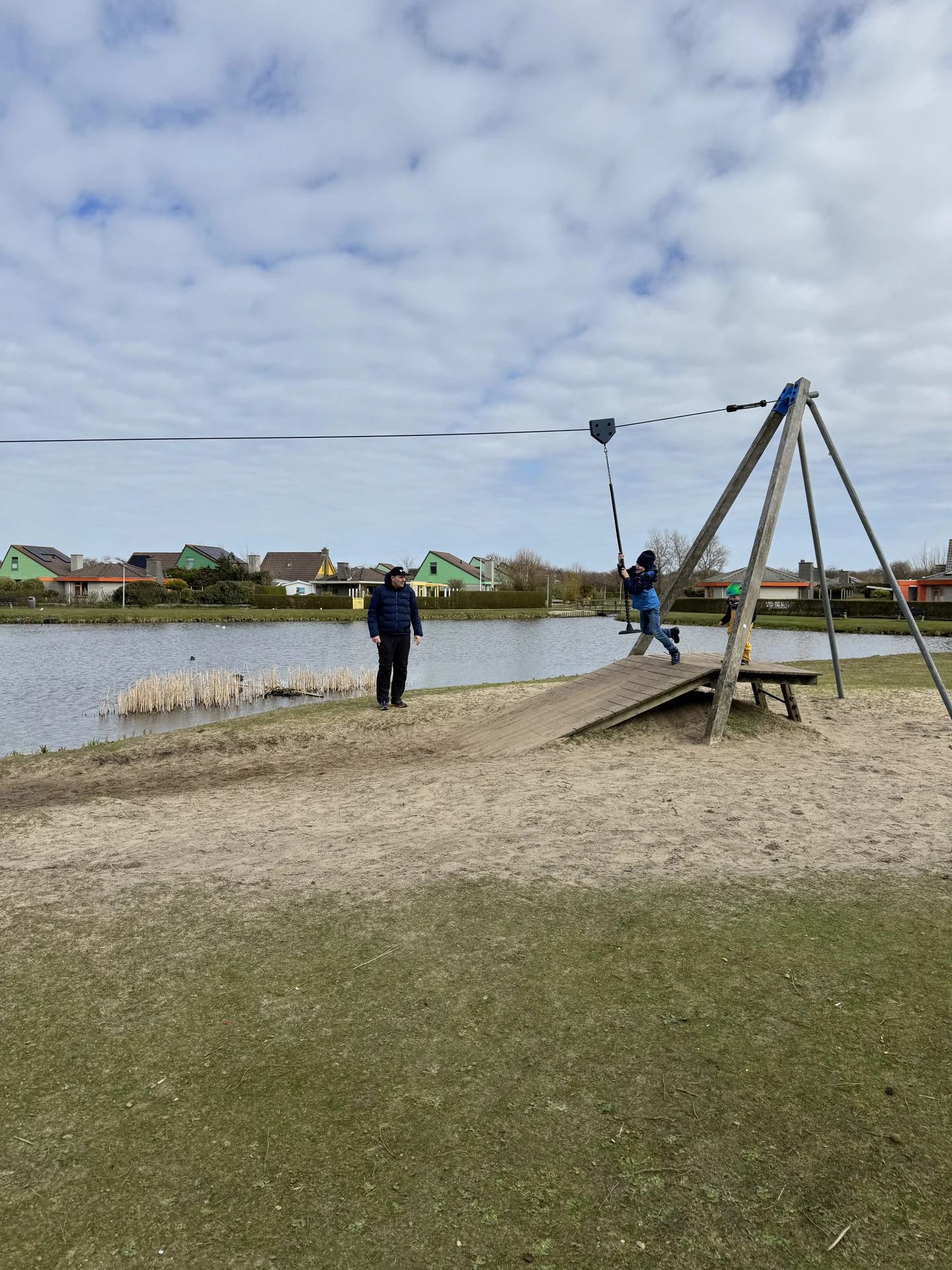 Startrampe der Seilbahn über dem Teich im Wasserspielgarten Strandslag
