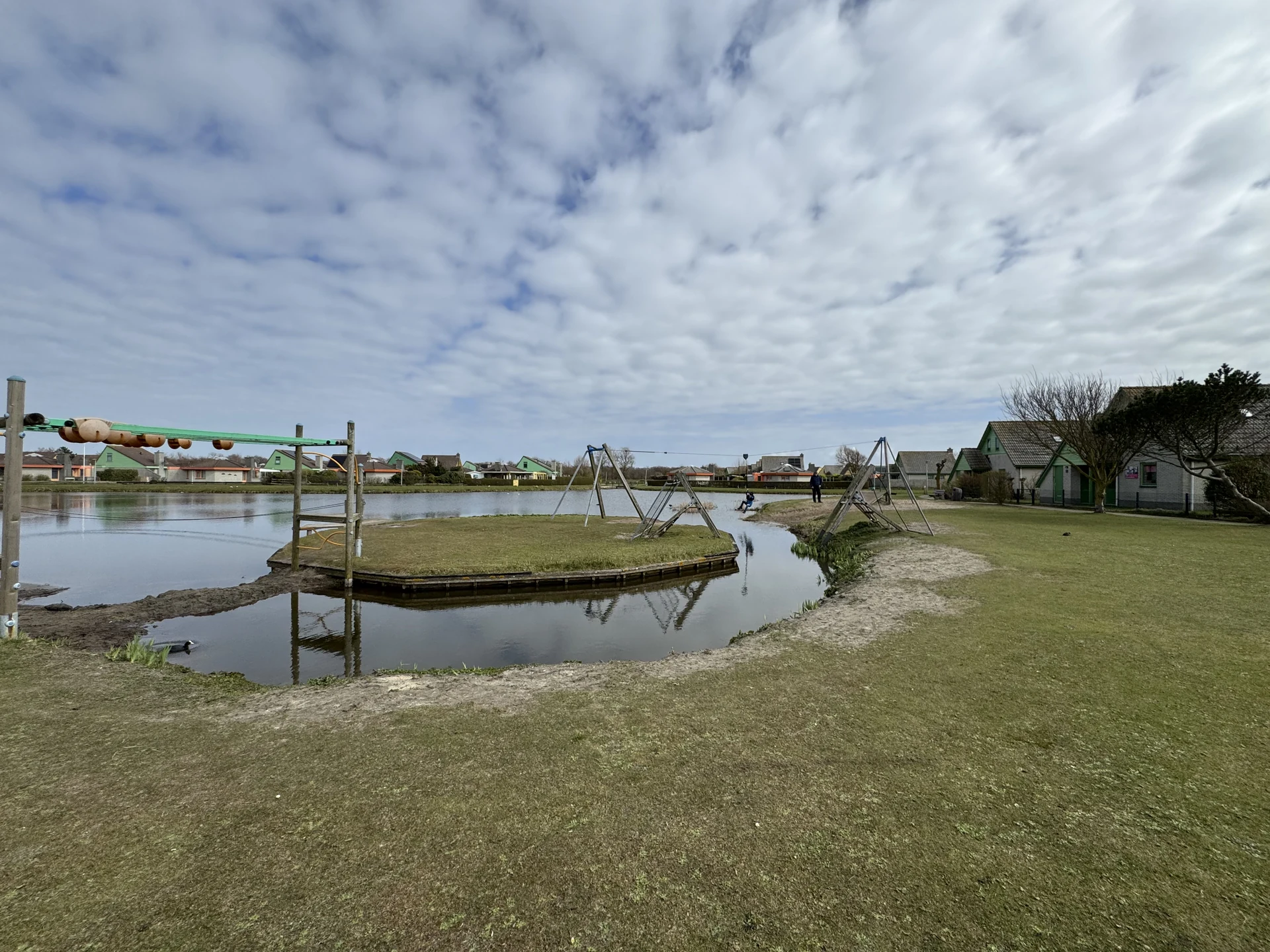 Wasserspielgarten im Bungalowpark Strandslag mit Insel, Schaukeln und Floß am Teich